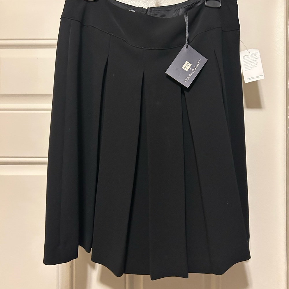 New black lined skirt